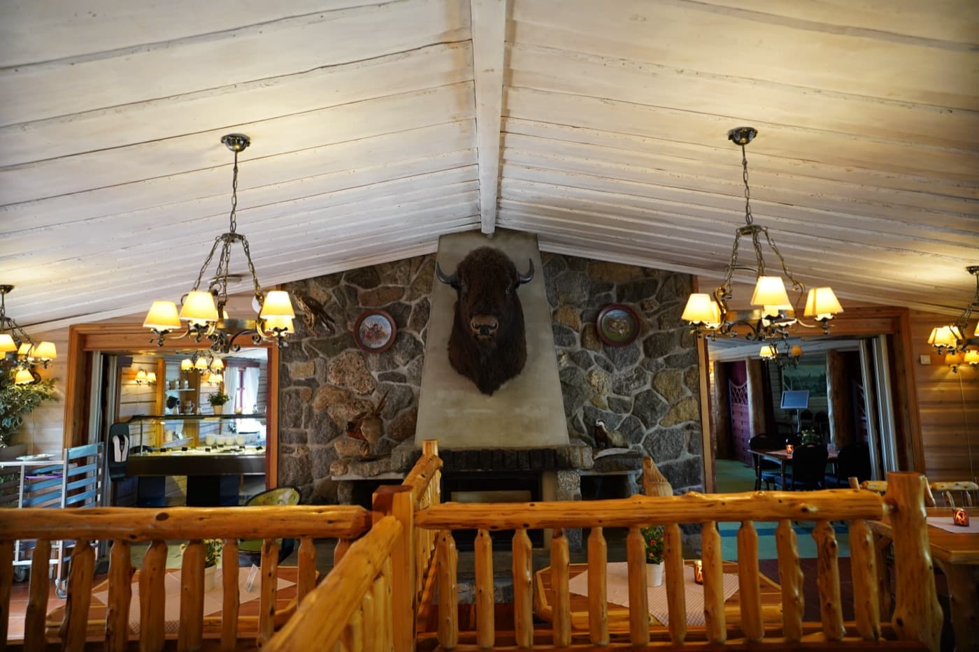 Inne i kroa — bisonskulptur